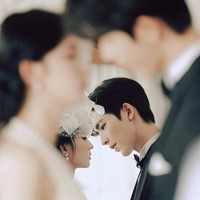 Penampilan Wang Churan dalam balutan gaun pengantin menjadi salah satu daya tarik utama dari sesi pemotretan ini. Siluet gaun yang anggun dipadukan dengan riasan natural membuat pesonanya semakin menonjol.  Foto: Dok. Weibo