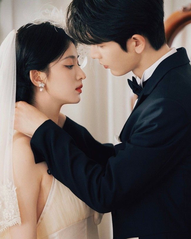 Tak kalah mencuri perhatian, momen ketika Wang Churan dan Zhang Linghe saling mendekat seperti hendak berciuman tentu menyita perhatian. Teknik blur di bagian depan foto membuat hasilnya terlihat semakin romantis.  Foto: Dok. Weibo