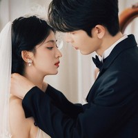 Tak kalah mencuri perhatian, momen ketika Wang Churan dan Zhang Linghe saling mendekat seperti hendak berciuman tentu menyita perhatian. Teknik blur di bagian depan foto membuat hasilnya terlihat semakin romantis.  Foto: Dok. Weibo