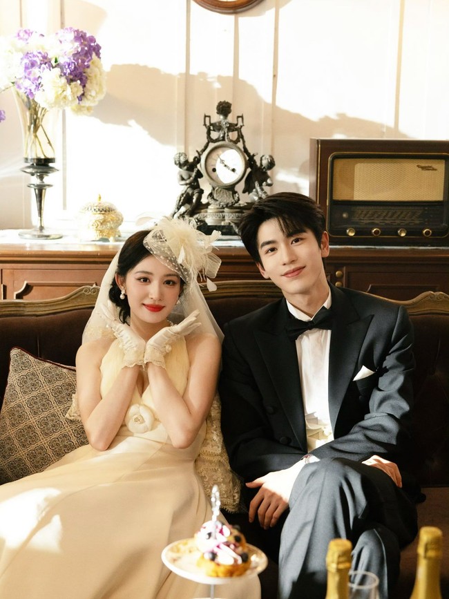 Rangkaian foto romantis ini menjadi strategi promosi yang efektif menjelang penayangan OVERDO. Kehadiran Zhang Linghe dan Wang Churan sebagai pasangan utama semakin membuat publik penasaran dengan kisah yang mereka hadirkan di layar. Drama China OERDO tayang mulai 19 Juli 2026. Foto: Dok. Weibo