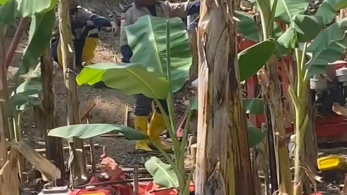 Aktivitas pengeboran untuk tambang batu kapur di Cipatat yang ancam mata air.