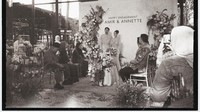 Ini momen lamaran Amir diterima Annette Edoarda. Mereka berfoto dengan latar Happy Engagement Amir & Annette. (Foto: dok Instagram naura21)