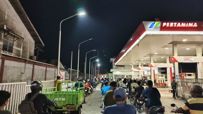 Antrean panjang SPBU di Pontianak.