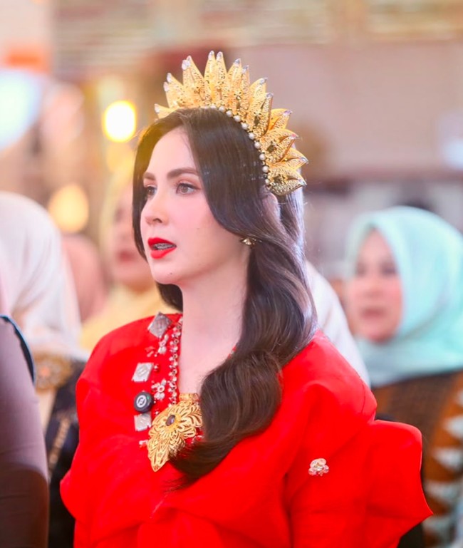 Arumi tampil memukau saat menghadiri Prosesi penutupan peringatan Hari Ulang Tahun (HUT) Dewan Kerajinan Nasional (Dekranas) Tahun 2026 di Kota Makassar, Sulawesi Selatan. Bergaya tradisional, Arumi mengenakan baju bodo berwarna merah. Foto: Instagram/@arumibachsin_94