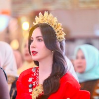 Arumi tampil memukau saat menghadiri Prosesi penutupan peringatan Hari Ulang Tahun (HUT) Dewan Kerajinan Nasional (Dekranas) Tahun 2026 di Kota Makassar, Sulawesi Selatan. Bergaya tradisional, Arumi mengenakan baju bodo berwarna merah. Foto: Instagram/@arumibachsin_94