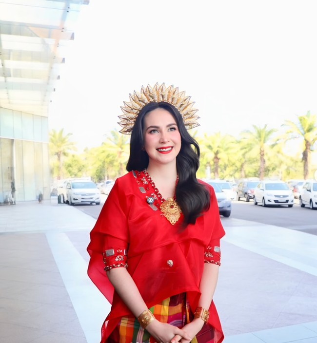 Bagian kerah serta ujung lengan dipercantik dengan bordir bermotif dan aksen payet berwarna emas serta merah. Detail tersebut membuat busana terlihat lebih mewah dan memberikan sentuhan elegan pada keseluruhan penampilan. Foto: Instagram/@arumibachsin_94
