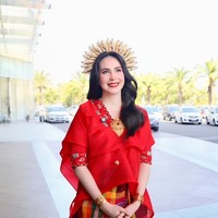 8 Pesona Arumi Bachsin Pakai Baju Bodo Warna Merah, Anggun & Cantik Maksimal