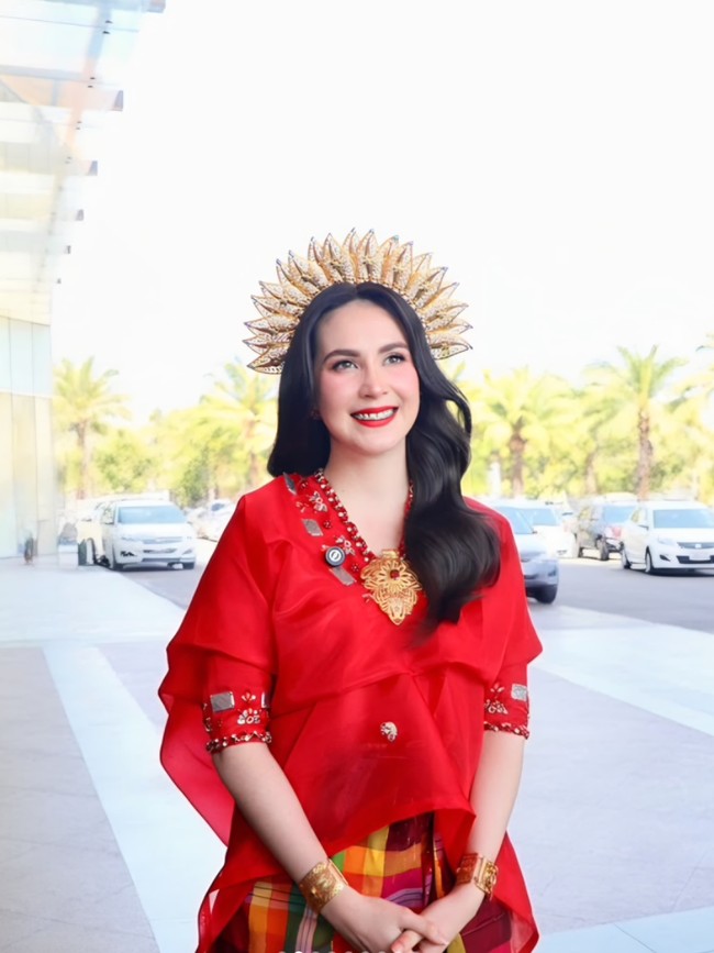 8 Pesona Arumi Bachsin Pakai Baju Bodo Warna Merah, Anggun & Cantik Maksimal