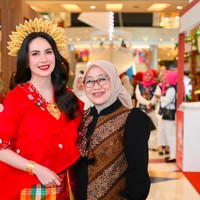 Baju bodo merah tersebut dipadukan dengan kain bermotif kotak-kotak berwarna kuning, hijau, merah, hingga ungu. Kombinasi warna yang berani ini memberikan kesan ceria sekaligus memperkaya nuansa budaya pada penampilannya. Foto: Instagram/@arumibachsin_94