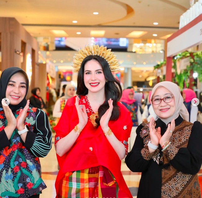 Aksesori kepala berbentuk mahkota berwarna emas dengan desain menyerupai sinar matahari makin melengkapi penampilan Arumi. Hiasan kepala ini membuat penampilan Arumi tampak semakin megah dan berkelas. Foto: Instagram/@arumibachsin_94