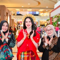 Aksesori kepala berbentuk mahkota berwarna emas dengan desain menyerupai sinar matahari makin melengkapi penampilan Arumi. Hiasan kepala ini membuat penampilan Arumi tampak semakin megah dan berkelas. Foto: Instagram/@arumibachsin_94