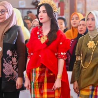 Arumi melengkapi tampilannya dengan bros berukuran besar pada bagian dadanya, gelang emas di kedua pergelangan tangan, serta anting senada yang tidak mencolok. Seluruh perhiasan tersebut memberikan sentuhan glamor tanpa terlihat berlebihan. Foto: Instagram/@arumibachsin_94