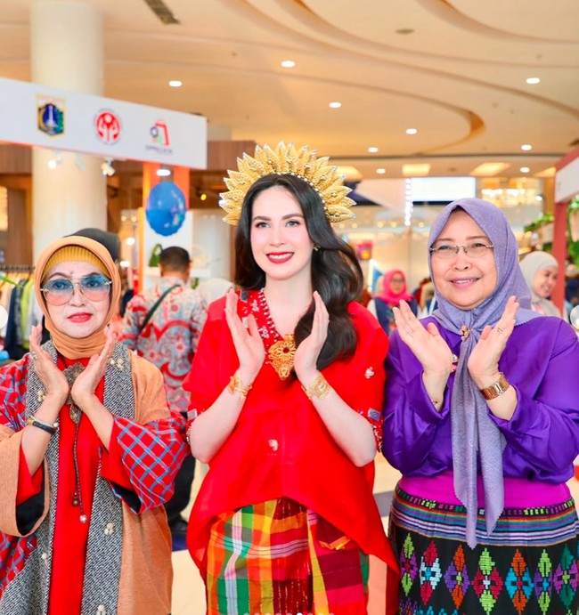 Riasan wajah Arumi terlihat flawless dengan complexion yang halus, alis rapi, blush bernuansa lembut, serta lipstik merah yang selaras dengan warna busananya. Sentuhan makeup ini membuat wajahnya tampak segar dan semakin mempesona. Foto: Instagram/@arumibachsin_94