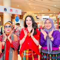 Riasan wajah Arumi terlihat flawless dengan complexion yang halus, alis rapi, blush bernuansa lembut, serta lipstik merah yang selaras dengan warna busananya. Sentuhan makeup ini membuat wajahnya tampak segar dan semakin mempesona. Foto: Instagram/@arumibachsin_94