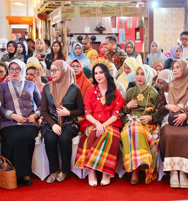 Untuk alas kaki, wanita 32 tahun itu memilih sepasang sepatu dengan hak yang tak terlalu tinggi berwarna krem. Ia pun tampak membaur dengan para tamu yang hadir. Foto: Instagram/@arumibachsin_94