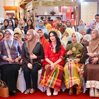 Untuk alas kaki, wanita 32 tahun itu memilih sepasang sepatu dengan hak yang tak terlalu tinggi berwarna krem. Ia pun tampak membaur dengan para tamu yang hadir. Foto: Instagram/@arumibachsin_94