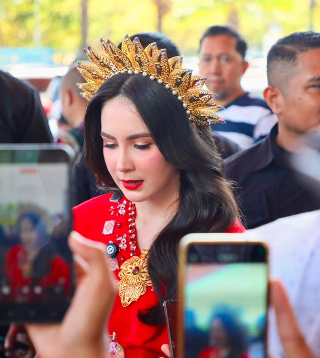 Penampilan Arumi banjir pujian, tak sedikit yang ikut terpesona melihat kecantikannya. MasyaaAllah cantik skali ibu’e ,,klo org Makassar bilang *ga’gana, tulis salah satu komentar. Cantikkk… cocok pake baju bodo, komentar lain. Foto: Instagram/@arumibachsin_94