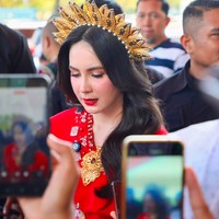 Penampilan Arumi banjir pujian, tak sedikit yang ikut terpesona melihat kecantikannya. MasyaaAllah cantik skali ibu’e ,,klo org Makassar bilang *ga’gana, tulis salah satu komentar. Cantikkk… cocok pake baju bodo, komentar lain. Foto: Instagram/@arumibachsin_94