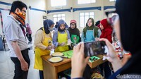 Tidak hanya berfokus pada kemampuan memasak, peserta juga diberikan wawasan mengenai pengemasan produk dan strategi pemasaran sederhana agar hasil olahan makanan dapat dipasarkan secara lebih luas.