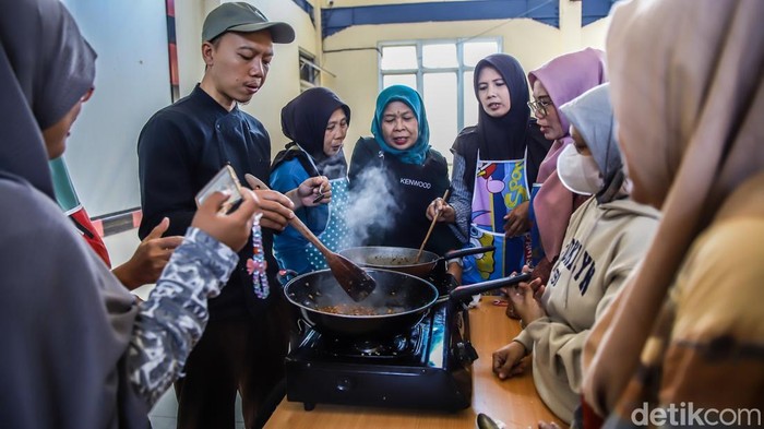 Sejumlah peserta mengikuti pelatihan membuat makanan di Kantor Suku Dinas Tenaga Kerja, Transmigrasi dan Energi Jakarta Utara, Selasa (28/7/2026). Pelatihan ini menjadi salah satu upaya pemerintah daerah dalam meningkatkan keterampilan masyarakat melalui program pelatihan kerja yang dapat diikuti secara gratis oleh warga.