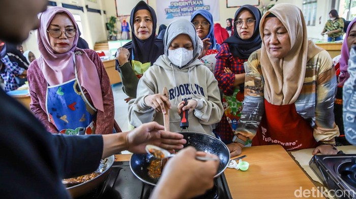 Sejumlah peserta mengikuti pelatihan membuat makanan di Kantor Suku Dinas Tenaga Kerja, Transmigrasi dan Energi Jakarta Utara, Selasa (28/7/2026). Pelatihan ini menjadi salah satu upaya pemerintah daerah dalam meningkatkan keterampilan masyarakat melalui program pelatihan kerja yang dapat diikuti secara gratis oleh warga.