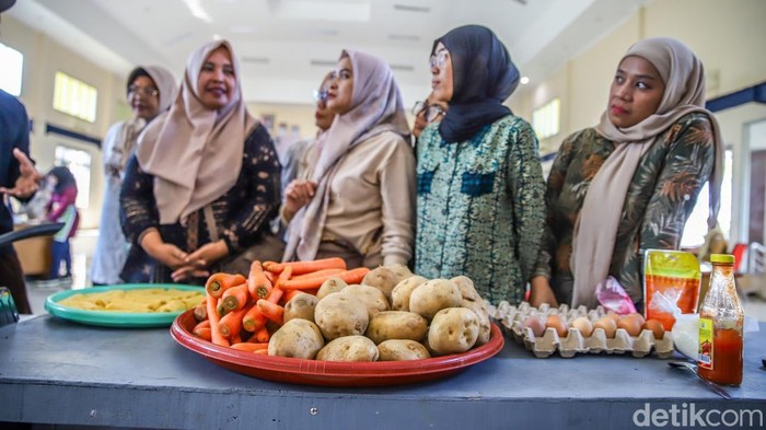 Sejumlah peserta mengikuti training membikin makanan di Kantor Suku Dinas Tenaga Kerja, Transmigrasi dan Energi Jakarta Utara, Selasa (28/7/2026). Pelatihan ini menjadi salah satu upaya pemerintah wilayah dalam meningkatkan keahlian masyarakat melalui program training kerja nan dapat diikuti secara cuma-cuma oleh warga.