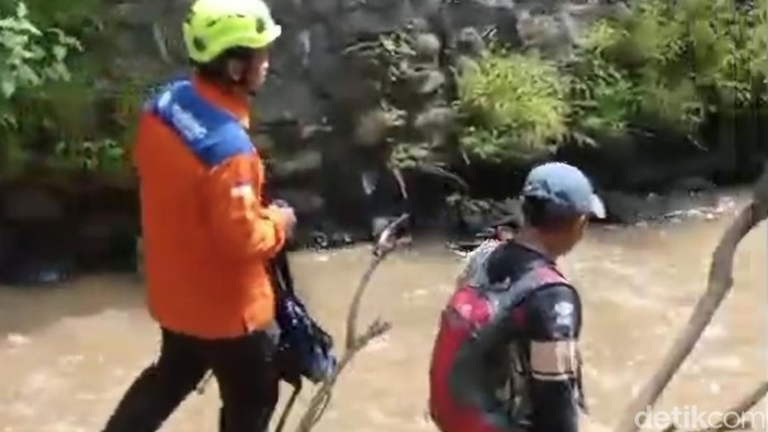 Pencarian bocah 5 tahun yang diduga hanyut di Sungai Pawiro, Weleri, Kendal, Selasa (28/7/2026).