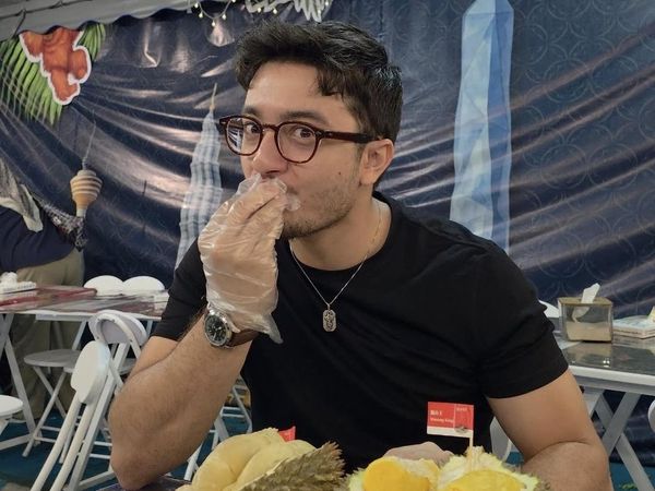 Keseruan Bryan Domani Makan Durian hingga Jajan Tanghulu di Luar Negeri