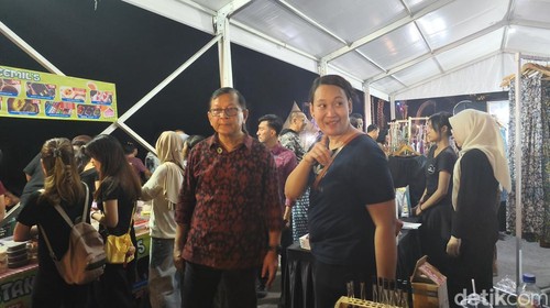 Bupati Buleleng I Nyoman Sutjidra saat mengunjungi salah satu stan UMKM di area Lovina Festival, Selasa (28/7/2026). (Foto: Made Wijaya Kusuma/detikBali)
