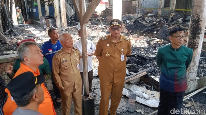 Bupati Klaten Hamenang Wajar Ismoyo mengecek pasar Bayat Klaten yang terbakar, Selasa (28/7/2026).