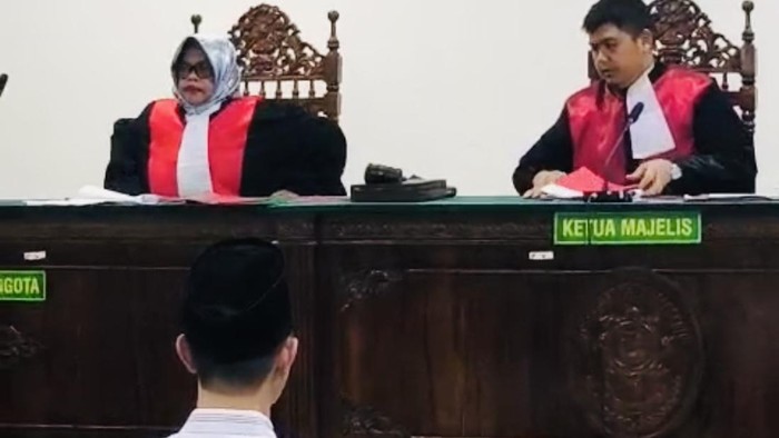 Bupati nonaktif Rejang Lebong Muhammad Fikri Thobari menjalani sidang dakwaan