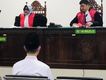 Bupati Nonaktif Rejang Lebong Didakwa Terima Suap Rp 2,5 M-iPhone