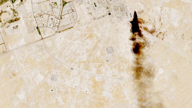 Citra satelit menunjukkan asap keluar dari fasilitas minyak, sementara kelompok Houthi Yaman yang bersekutu dengan Iran mengatakan pada hari Senin bahwa mereka menargetkan sejumlah lokasi pasokan dan transportasi minyak mentah yang sensitif, menurut pernyataan juru bicara militer kelompok tersebut, Yahya Sare, di Abqaiq, Arab Saudi, 27 Juli 2026. (Courtesy European Union/Copernicus Sentinel-2/Handout via REUTERS)