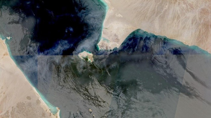 Citra satelit menunjukkan jalur perairan strategis Selat Bab el-Mandeb, yang merupakan gerbang masuk ke Laut Merah (dok. via REUTERS/NASA WORLDVIEW) 
