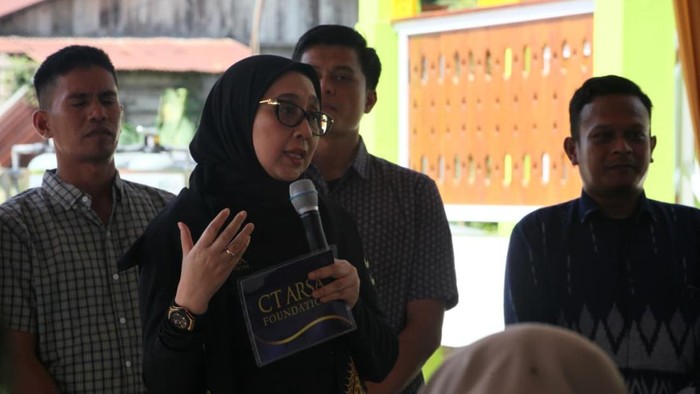 Ketua Yayasan CT ARSA Foundation Anita Ratnasari Tanjung meresmikan Rumah Inspirasi di Desa Kebun Rantau, Kecamatan Rantau, Kabupaten Aceh Tamiang, Aceh, Selasa (28/7/2026). Fasilitas tersebut disiapkan sebagai ruang belajar, pemberdayaan, dan pengembangan masyarakat.