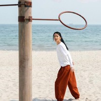 Dilraba Dilmurat juga rela digantung di udara selama berjam-jam demi melakukan adegan penting yaitu bicycle kick. Dia harus mengulang adegan itu hingga 17 kali demi mendapatkan hasil yang sempurna. Foto: Dok. Instagram, Weibo