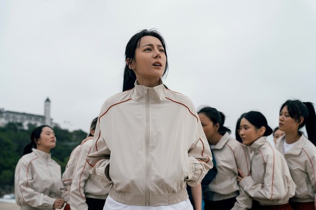 Dilraba Dilmurat tampil totalitas dalam film China terbarunya Kung Fu Soccer. Film yang ditulis dan disutradarai oleh Stephen Chow. Film ini merupakan sekuel spiritual atau spin-off dari film ikonik Shaolin Soccer. Foto: Dok. Instagram, Weibo