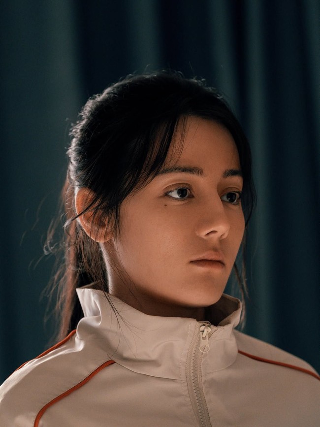 Demi memerankan sosok pemain bola wanita, Dilraba Dilmurat melakukan sederet perubahan pada penampilannya. Salah satunya Dilraba tampil hampir tanpa makeup di film Kung Fu Soccer. Foto: Dok. Instagram, Weibo