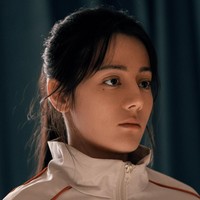 Demi memerankan sosok pemain bola wanita, Dilraba Dilmurat melakukan sederet perubahan pada penampilannya. Salah satunya Dilraba tampil hampir tanpa makeup di film Kung Fu Soccer. Foto: Dok. Instagram, Weibo