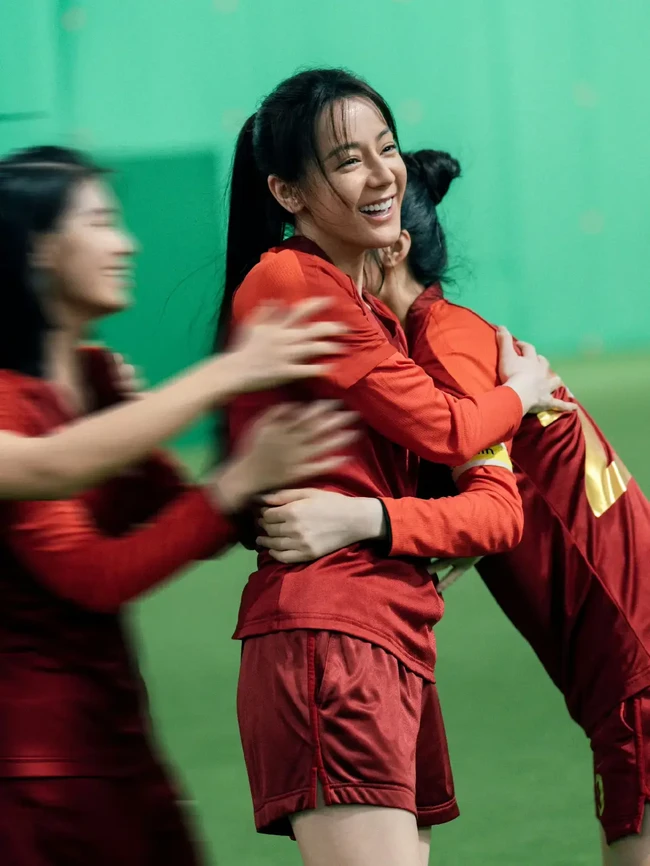 Saat berbincang dengan media China terungkap, Dilraba Dilmurat banyak melakukan adegan aksi di film Kung Fu Soccer. Dia berguling di lumpur hingga melakoni adegan penembakan di bawah guyuran hujan.  Foto: Dok. Instagram, Weibo