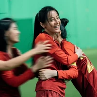 Saat berbincang dengan media China terungkap, Dilraba Dilmurat banyak melakukan adegan aksi di film Kung Fu Soccer. Dia berguling di lumpur hingga melakoni adegan penembakan di bawah guyuran hujan.  Foto: Dok. Instagram, Weibo