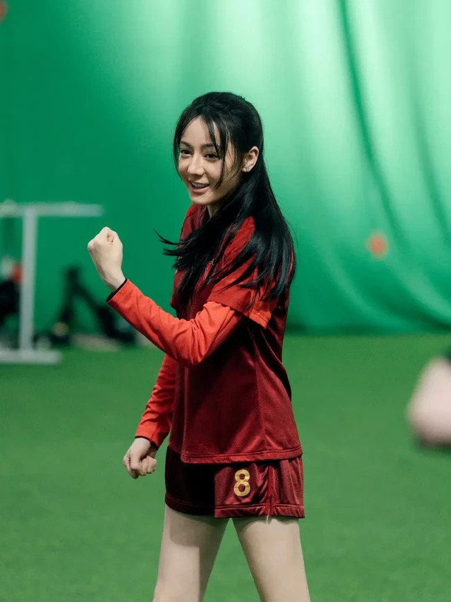 Aktris 34 tahun ini bahkan sempat mengalami cedera ligamen lutut di tengah-tengah proses syuting Kung Fu Soccer. Namun Dilraba memilih tetap bertahan sambil menahan sakit demi menyelesaikan adegannya. Foto: Dok. Instagram, Weibo