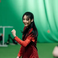 Aktris 34 tahun ini bahkan sempat mengalami cedera ligamen lutut di tengah-tengah proses syuting Kung Fu Soccer. Namun Dilraba memilih tetap bertahan sambil menahan sakit demi menyelesaikan adegannya. Foto: Dok. Instagram, Weibo