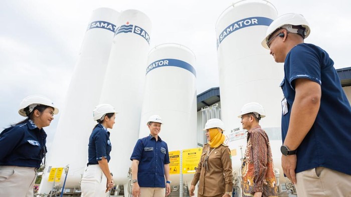 Direktur Utama PT Samator Indo Gas, Rachmat Harsono, bersama Deputi Bidang Investasi dan Pengusahaan BP Batam, Fary Djemy Francis, meresmikan filling station berteknologi digital milik Samator di Batam (dok Samator)