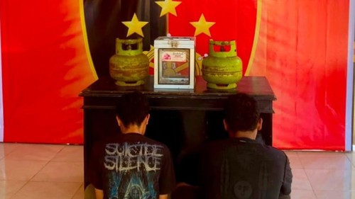 Dua pemuda Kota Bima, NTB, inisial MR (24) dan RH (26), ditangkap polisi, Senin (27/7/2026) karena mencuri kotak amal dan tabung gas LPG 3 kg. (Dok. Polsek Rasanae Barat)