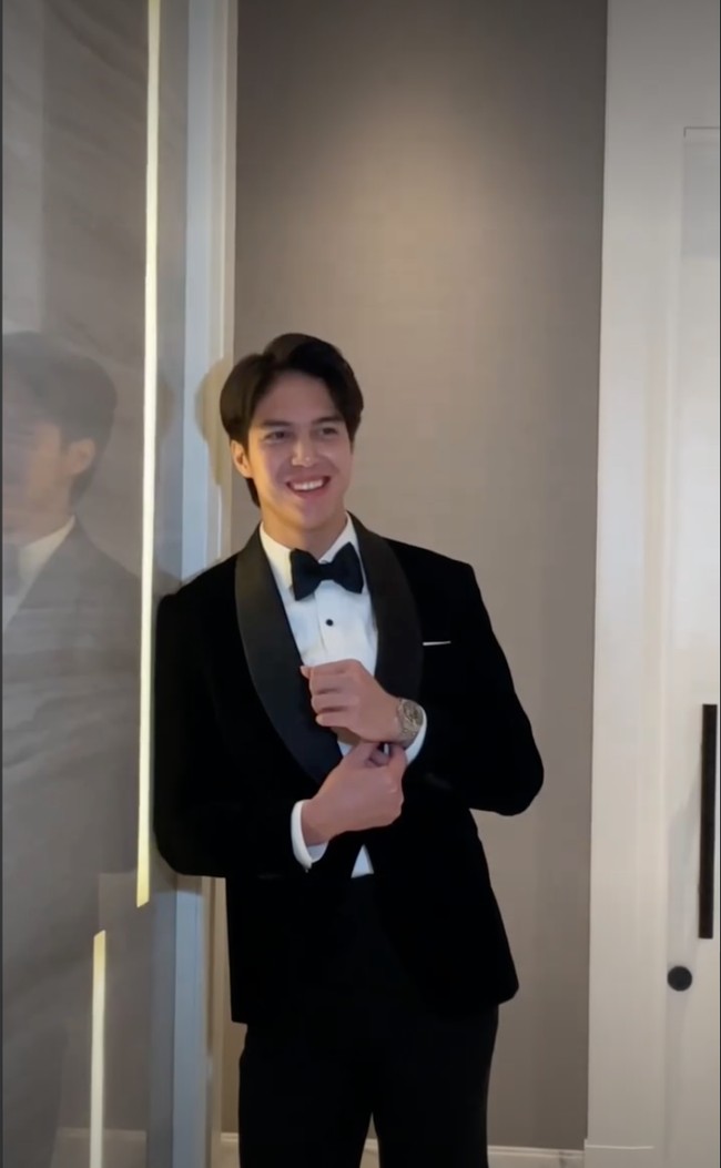 El Rumi memilih setelan tuxedo hitam berpotongan rapi yang memberikan kesan formal sekaligus mewah. Siluet jas yang pas di badan membuat penampilannya terlihat semakin elegan. Foto: Instagram/@kim_mefta