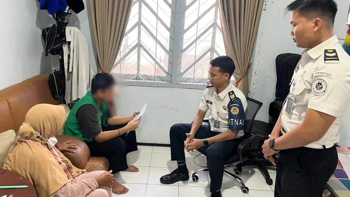 Emak-emak selundupkan hp untuk anaknya di dalam rutan Gresik