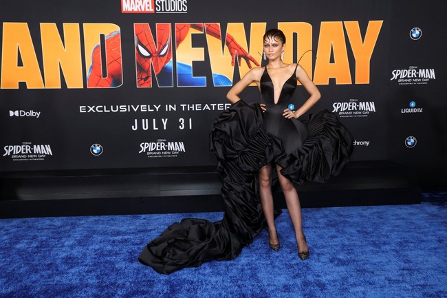 Selama mempromosikan Spider-Man: Brand New Day di karpet merah, Zendaya selalu mengangkat tema laba-laba. Namun di perhelatan yang berlangsung di Los Angeles, AS, pada Senin (27/7/2026) itu, Zendaya memilih pendekatan yang berbeda dengan gaun satin hitam berpotongan deep plunging neckline dengan siluet korset yang membentuk tubuh secara tegas dari Ashi Studio. (Foto: REUTERS/Mario Anzuoni)