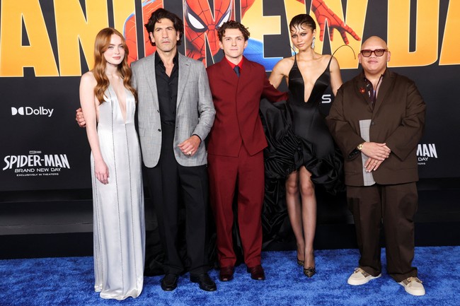 Penampilan Zendaya kali ini memperlihatkan bagaimana busana dapat menjadi bagian dari narasi sebuah film. Alih-alih mengenakan kostum yang secara eksplisit menampilkan simbol Spider-Man, Ashi Studio dan Law Roach memilih pendekatan artistik melalui siluet, tekstur, dan konstruksi busana yang merepresentasikan transformasi serta karakter laba-laba secara simbolis. (Foto: REUTERS/Mario Anzuoni)