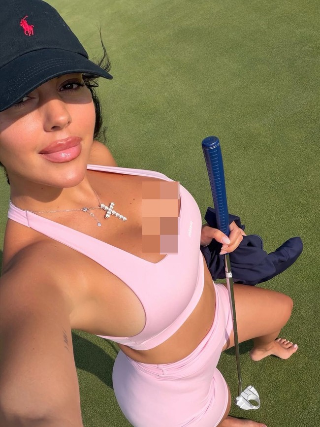 Dalam foto, wanita 32 tahun tersebut memadukan baju olahraganya dengan topi dan kalung salib berkilauan. Foto: Instagram @georginagio